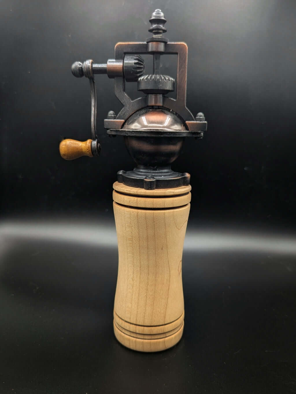 Stylo artisanal fait à la main en bois et résine acrylique colorée, posé sur un support avec fond noir