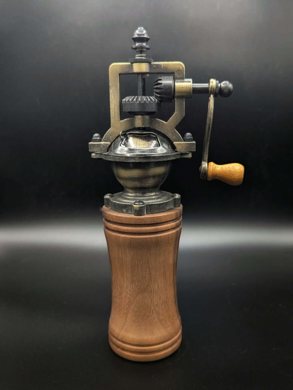 Stylo artisanal fait à la main en bois et résine acrylique colorée, posé sur un support avec fond noir