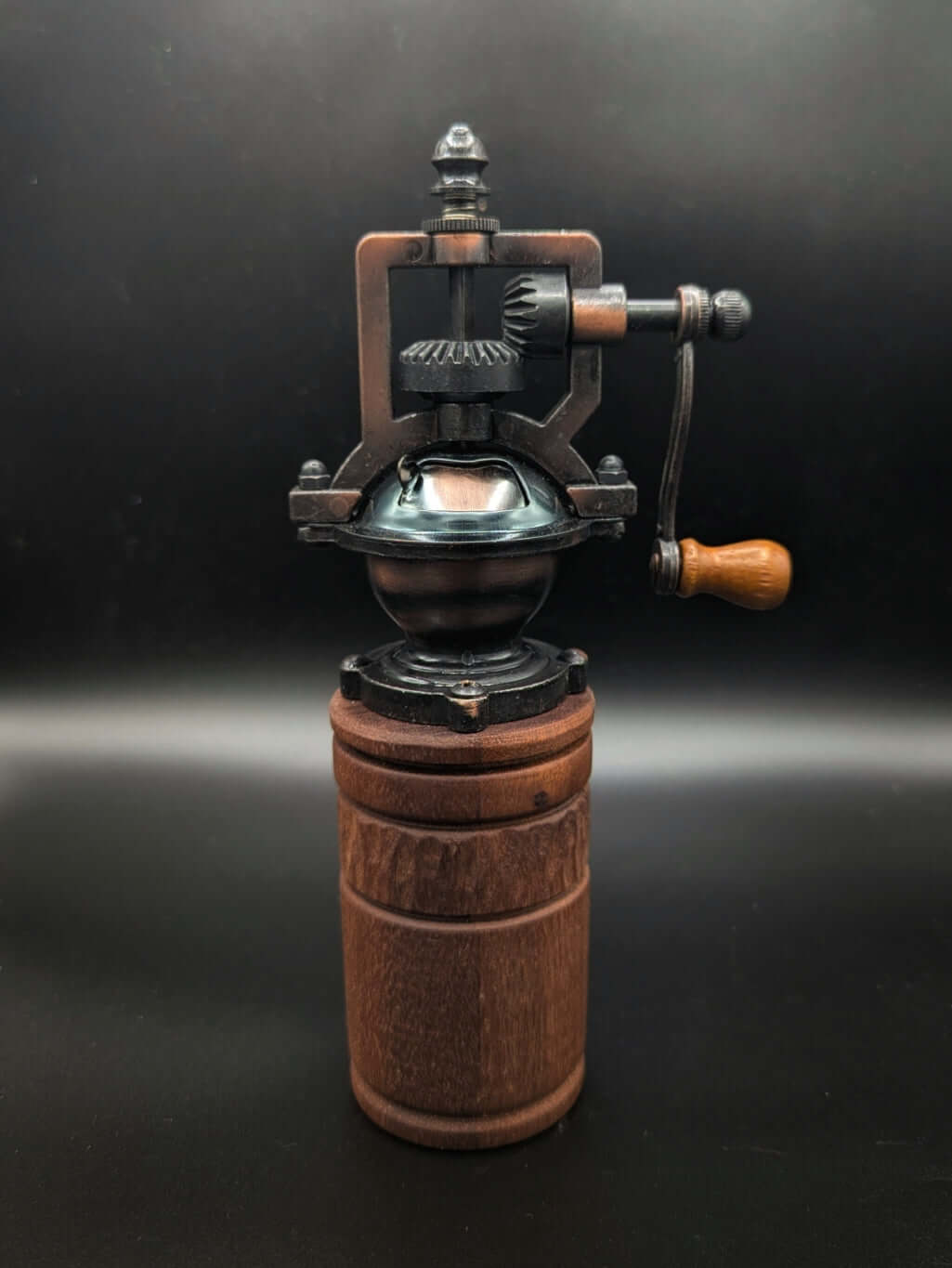 Stylo artisanal fait à la main en bois et résine acrylique colorée, posé sur un support avec fond noir