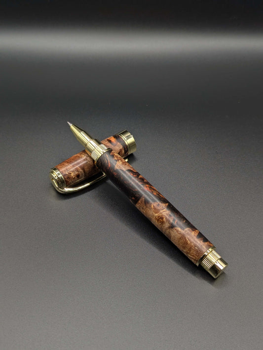 Stylo artisanal fait à la main en bois et résine acrylique colorée, posé sur un support avec fond noir